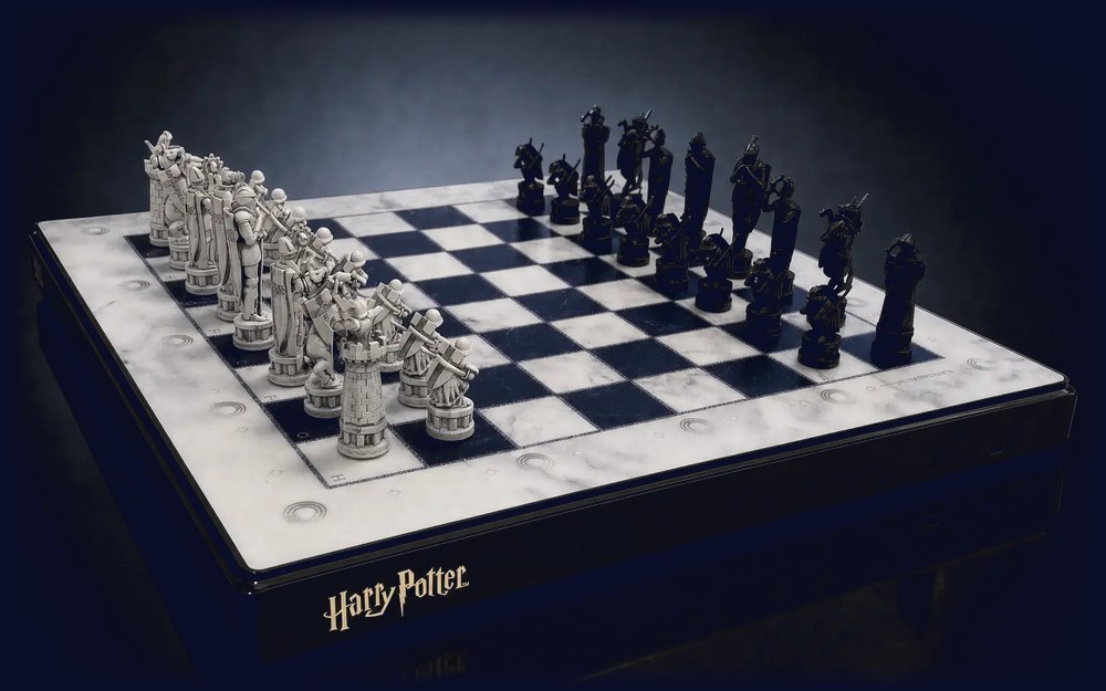 GoChess Wizard Alive, the robotic board with its thick black base